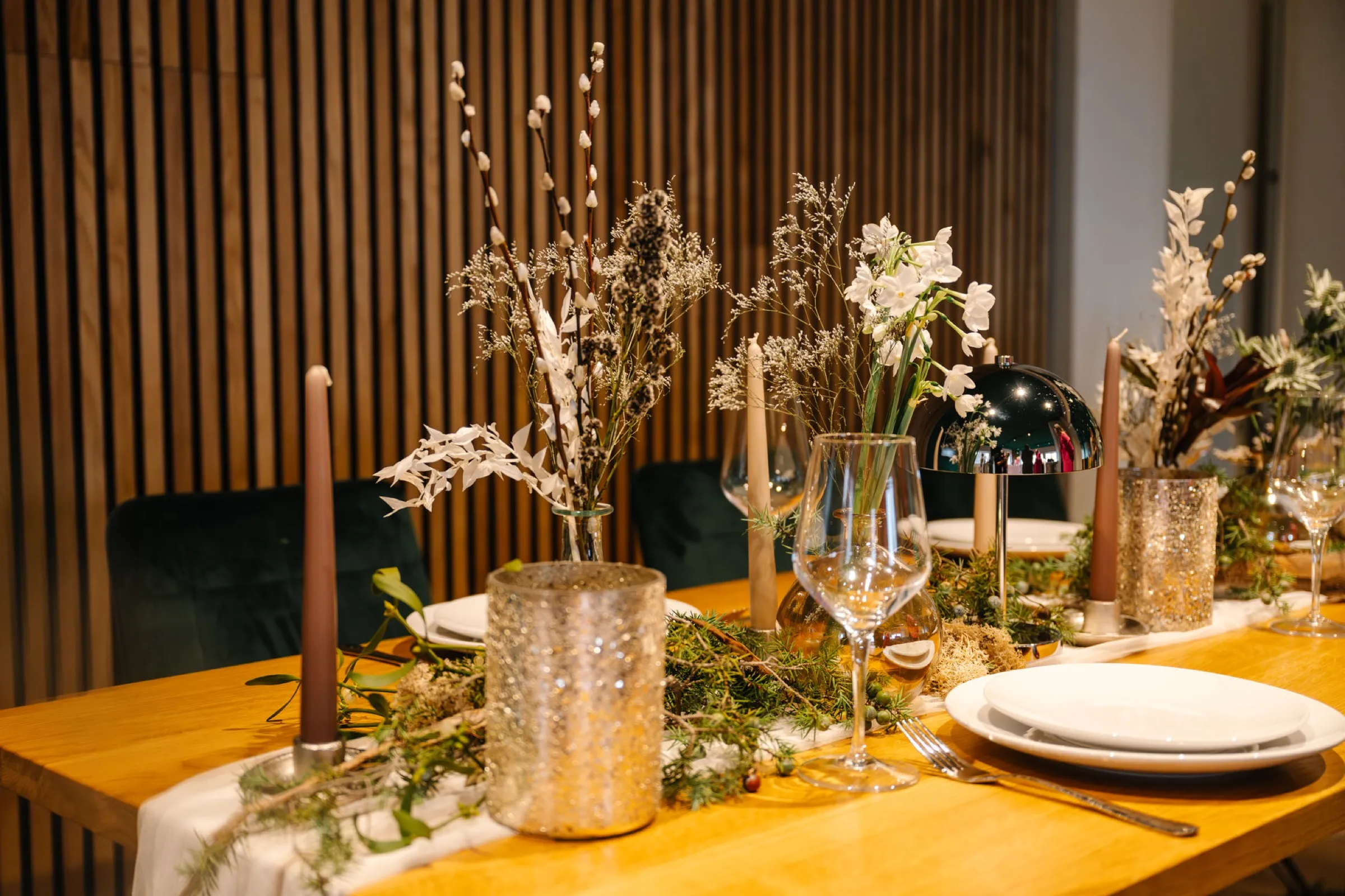Stilvoll eingedeckte Festtafel im modernisierten Innenraum