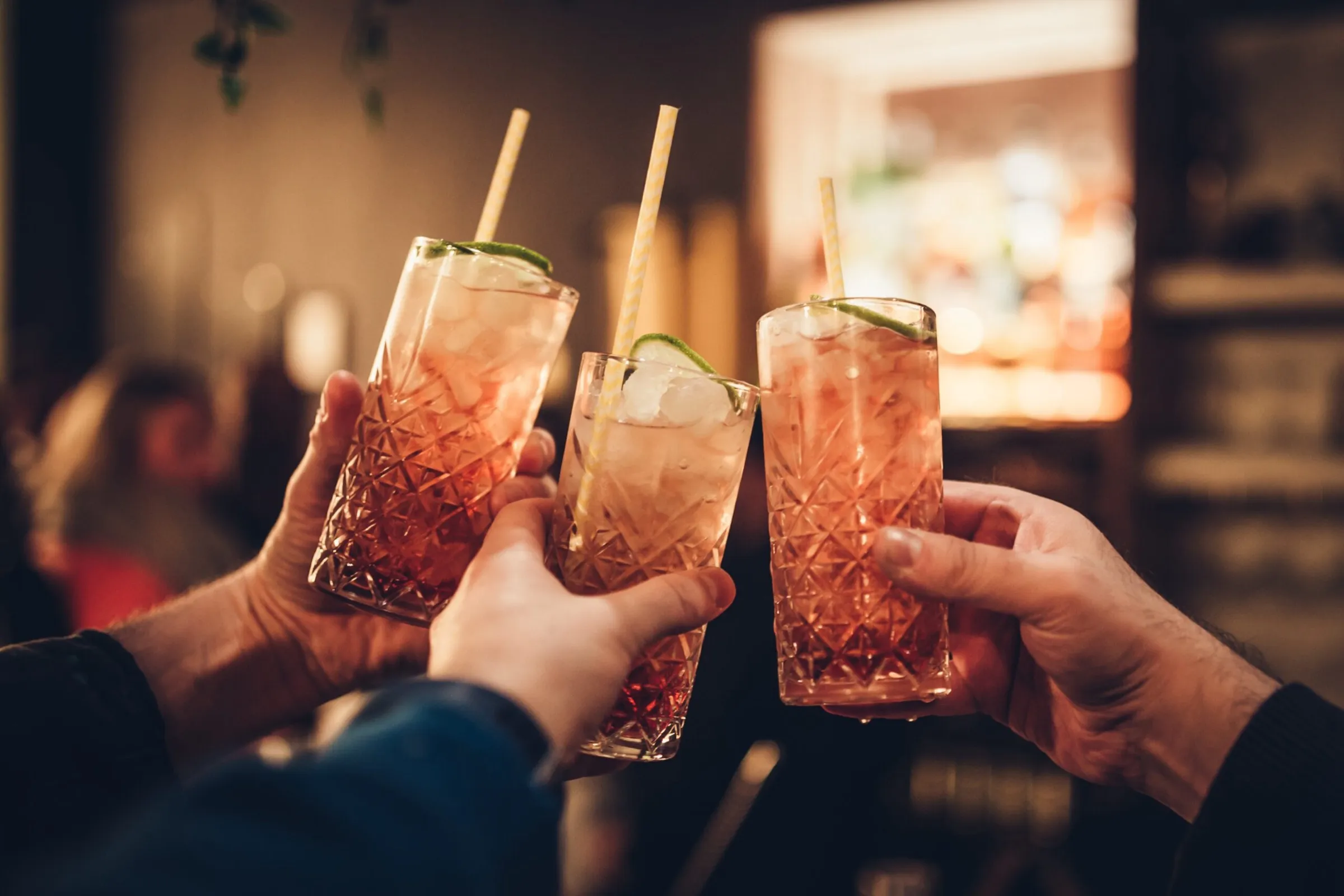 Gäste stoßen bei einem Firmenevent mit Drinks an