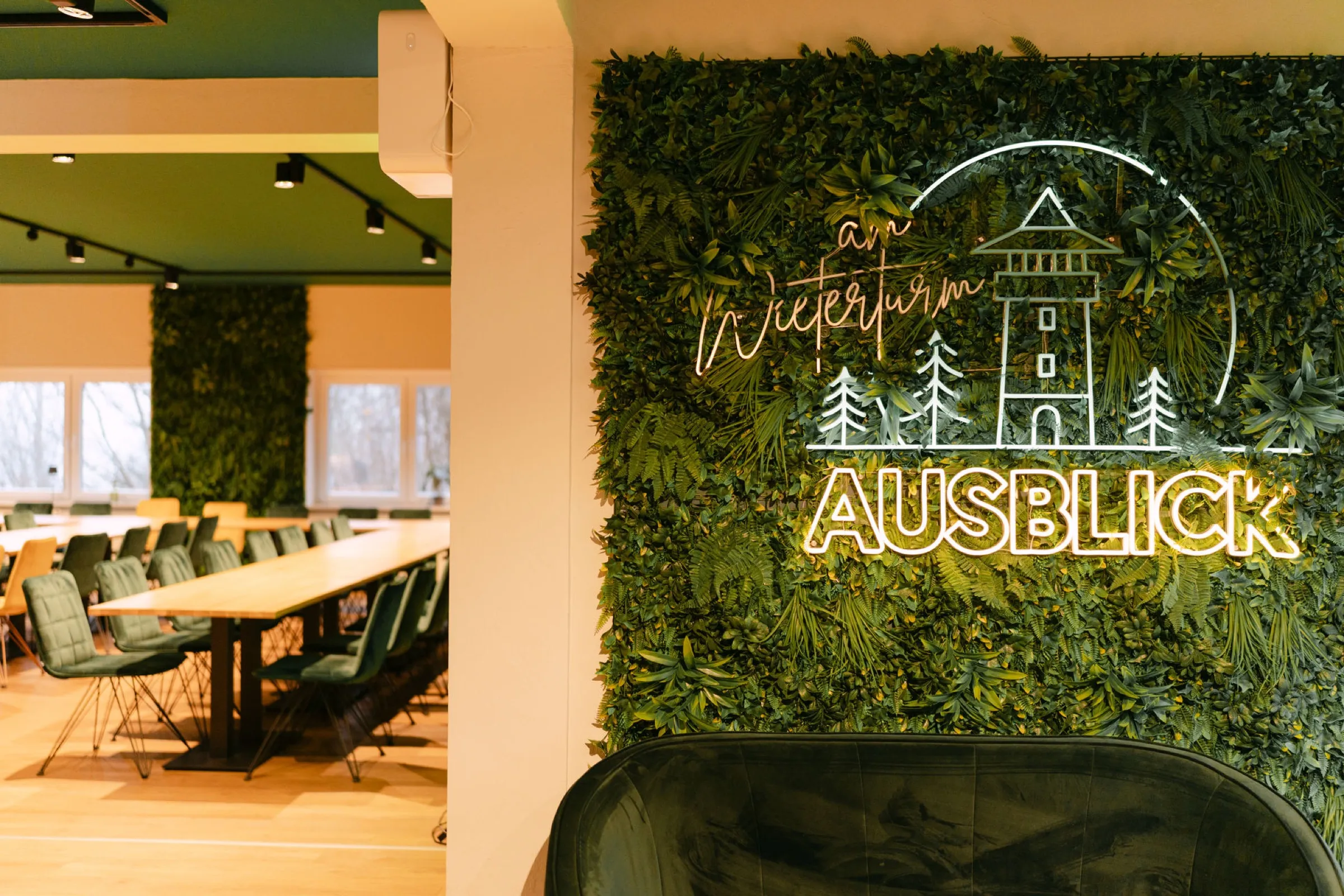 Veranstaltungssaal mit Neon-Mooswand