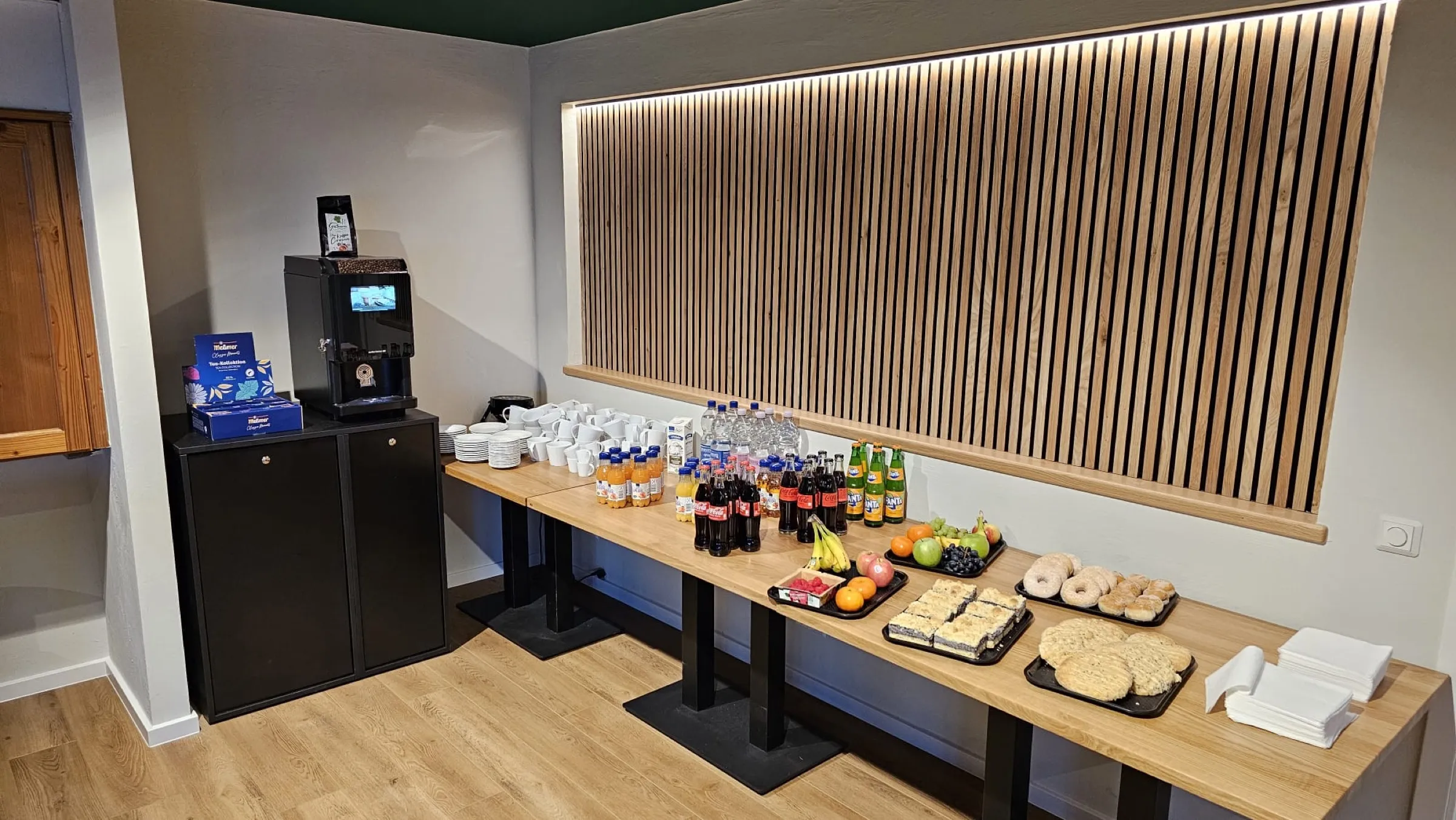 Kaffeepausen-Station mit Snacks und Getränken