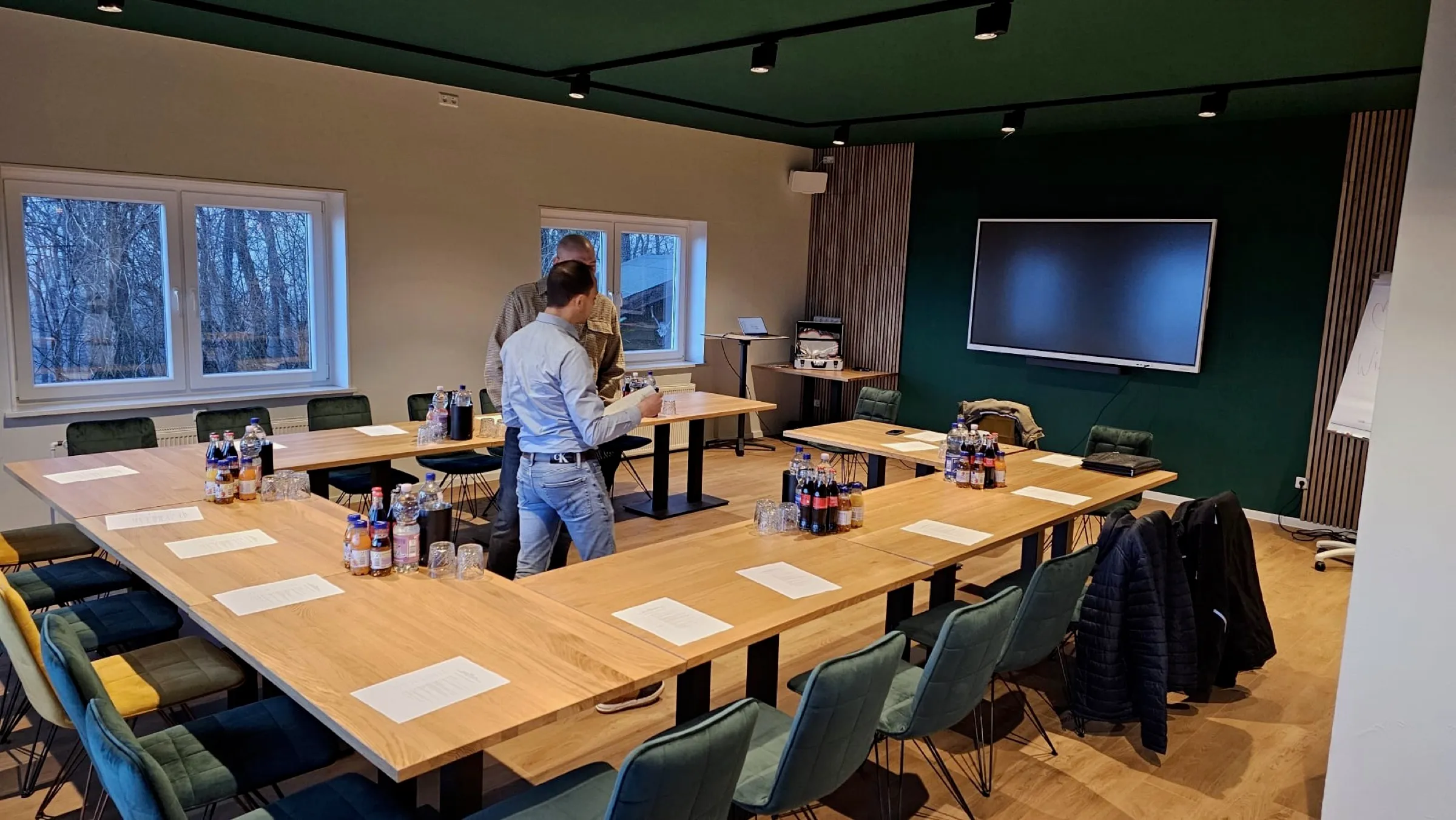 Tagungsraum in U-Form-Bestuhlung mit großem Bildschirm und Flipchart im Ausblick am Wieterturm